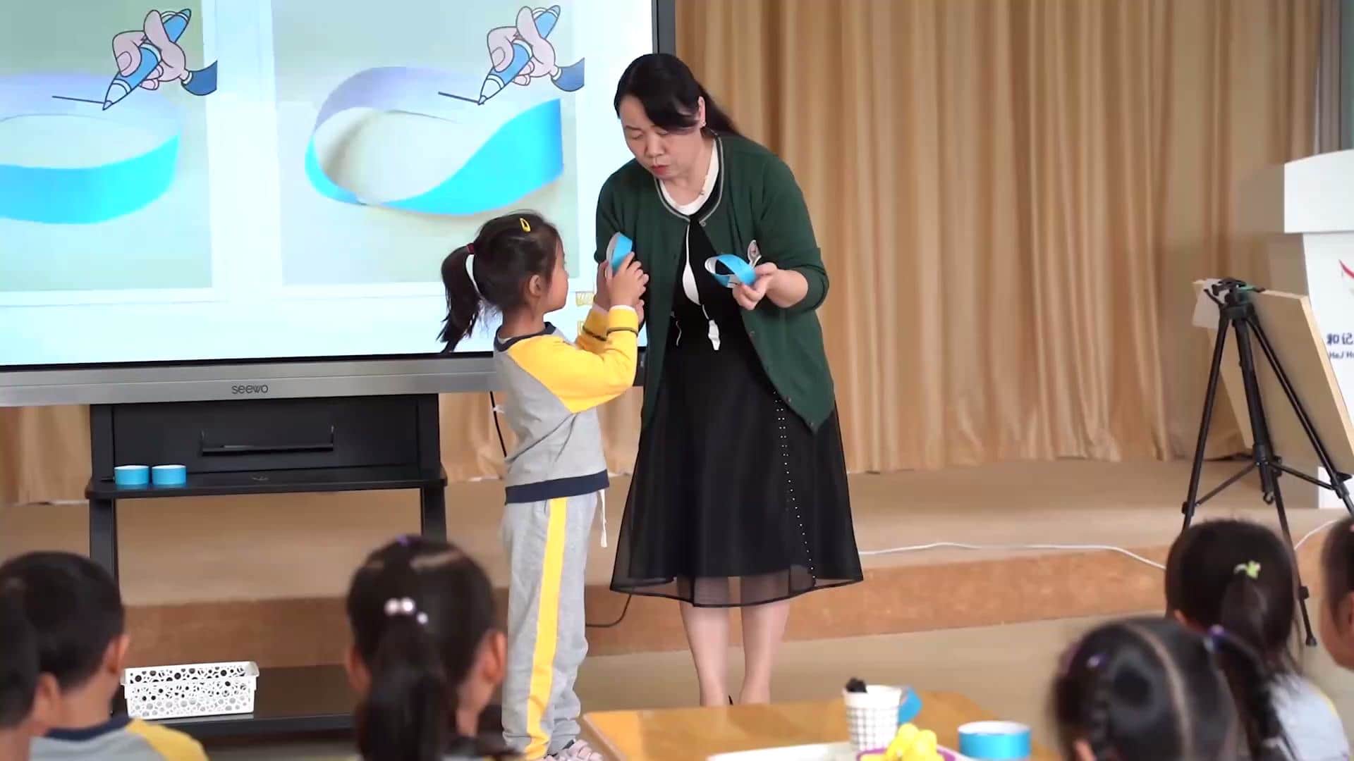 大班科学《神奇的纸圈》视频实录+教案+课件