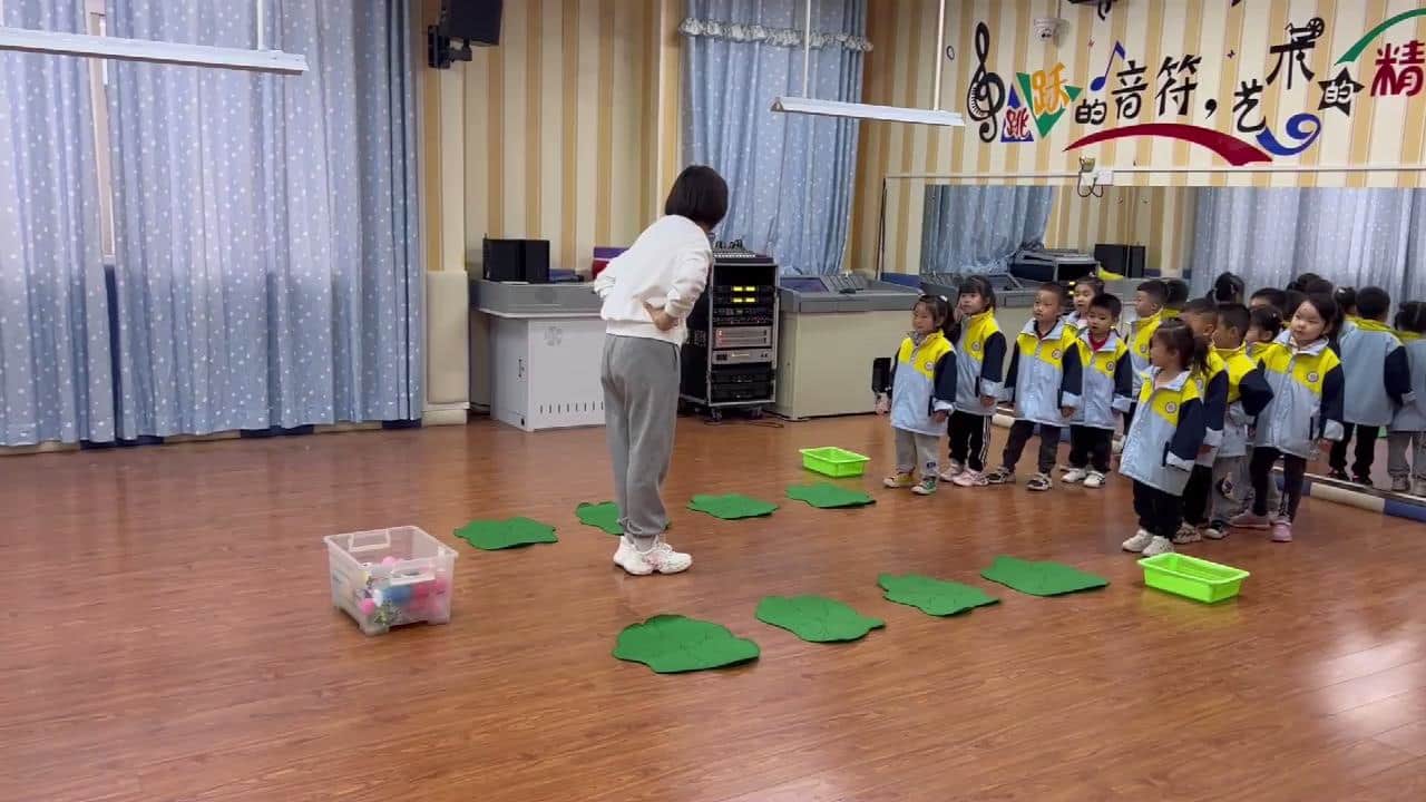 小班体育《小青蛙捉害虫》视频+教案+音乐