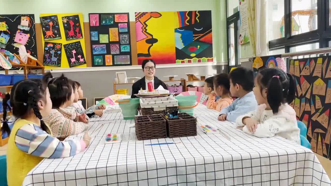 大班美术《爱美的小花伞》视频+教案+反思