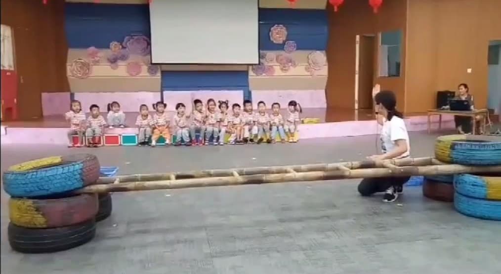 小班体育《老鼠钻洞》视频+教案