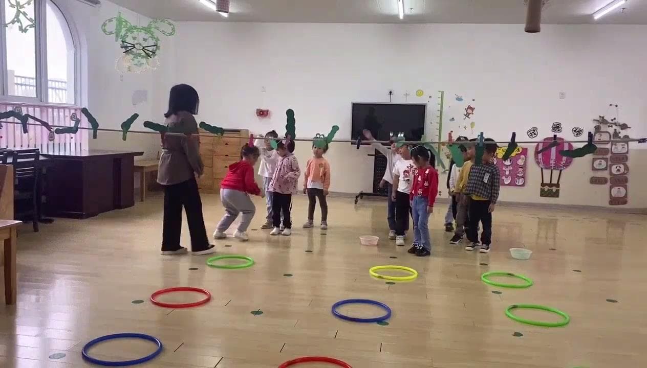 中班体育《小青蛙和游泳圈》视频+教案