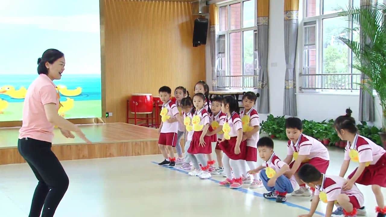 中班体育《小鸭赶路》视频+教案+课件+反思