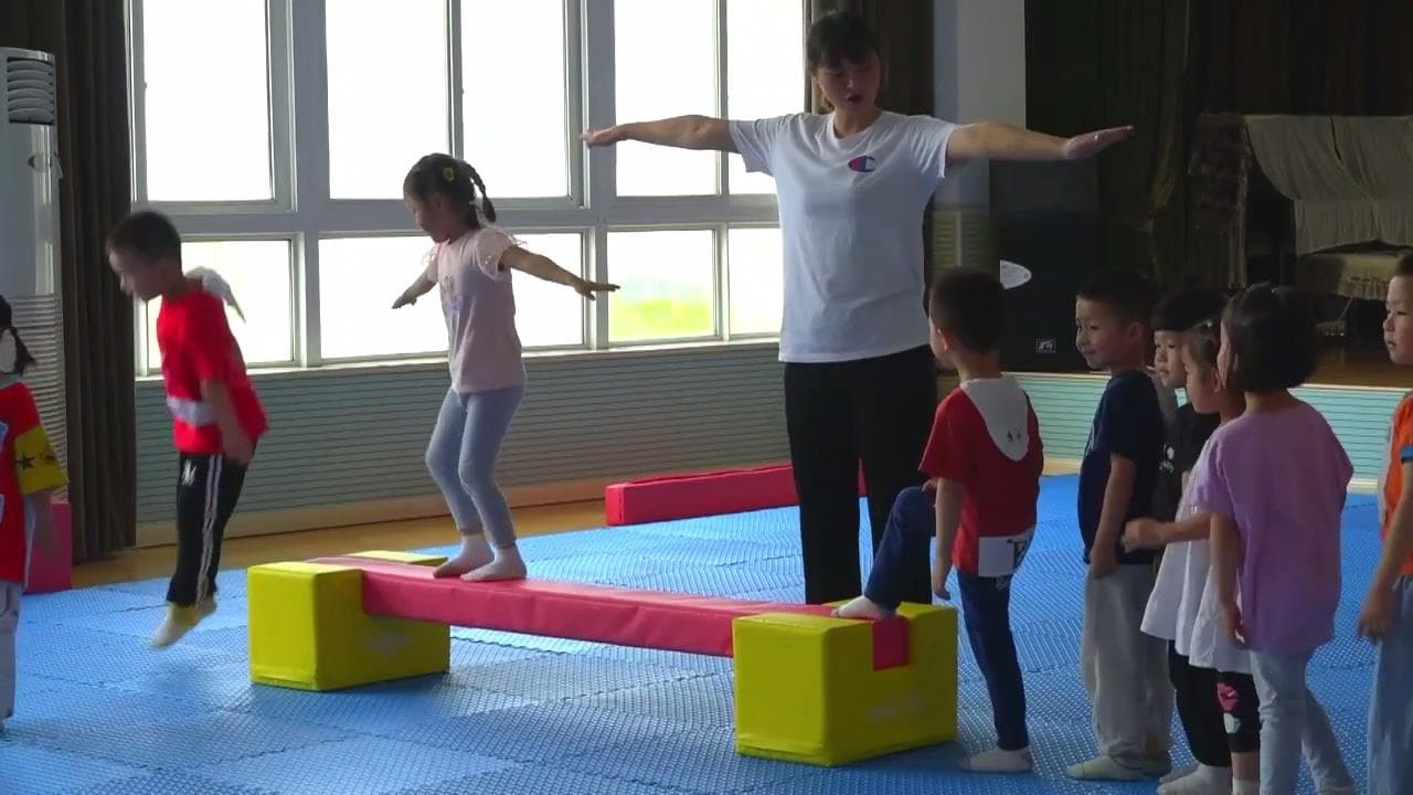 小班体育《平衡侧向走》视频+教案+音乐