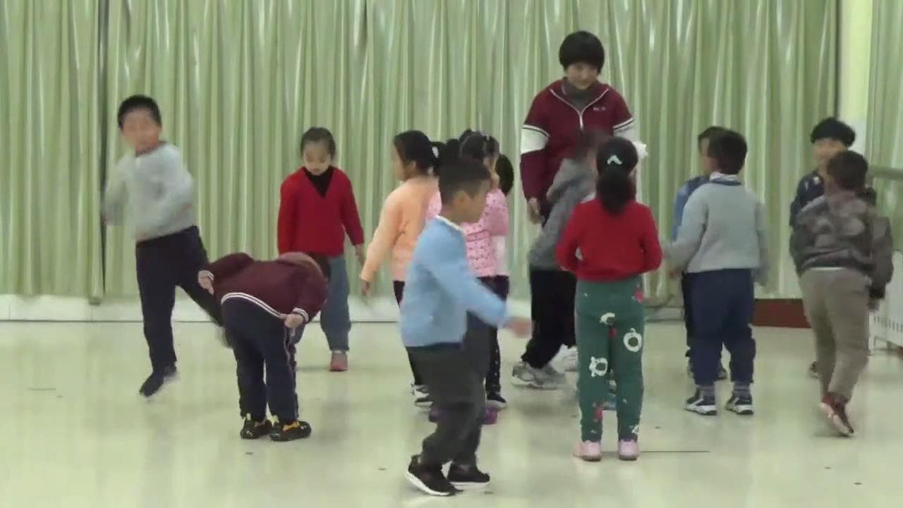 中班体育《小鲤鱼跳龙门》视频+教案